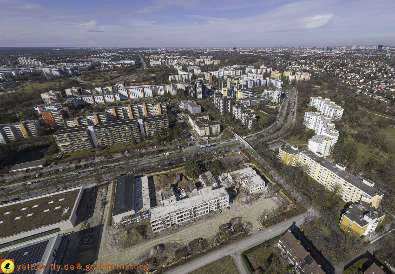 11.03.2025 - Bagger-Abriss der Grundschule am Karl-Marx-Ring in Neuperlach