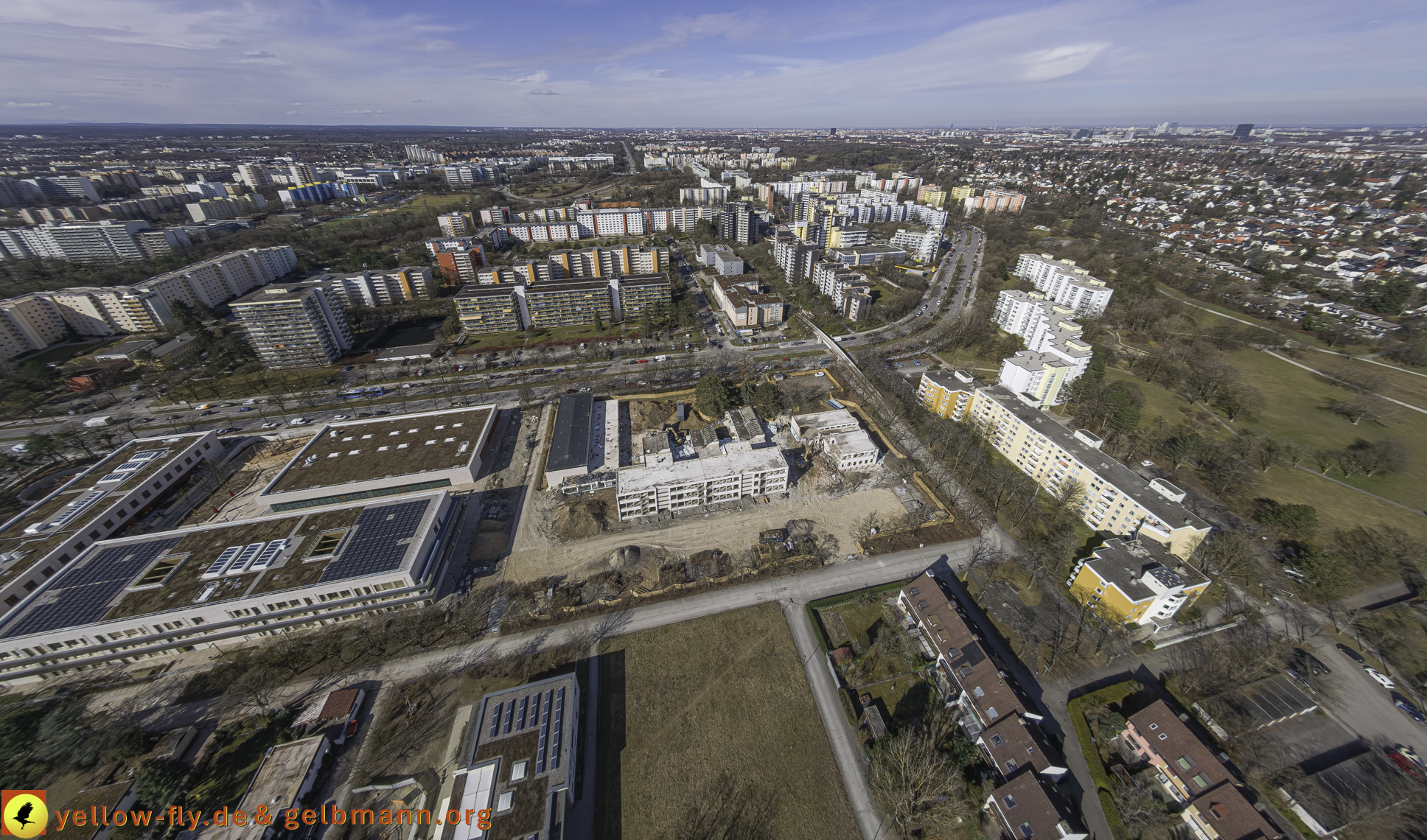 11.03.2025 - Bagger-Abriss der Grundschule am Karl-Marx-Ring in Neuperlach