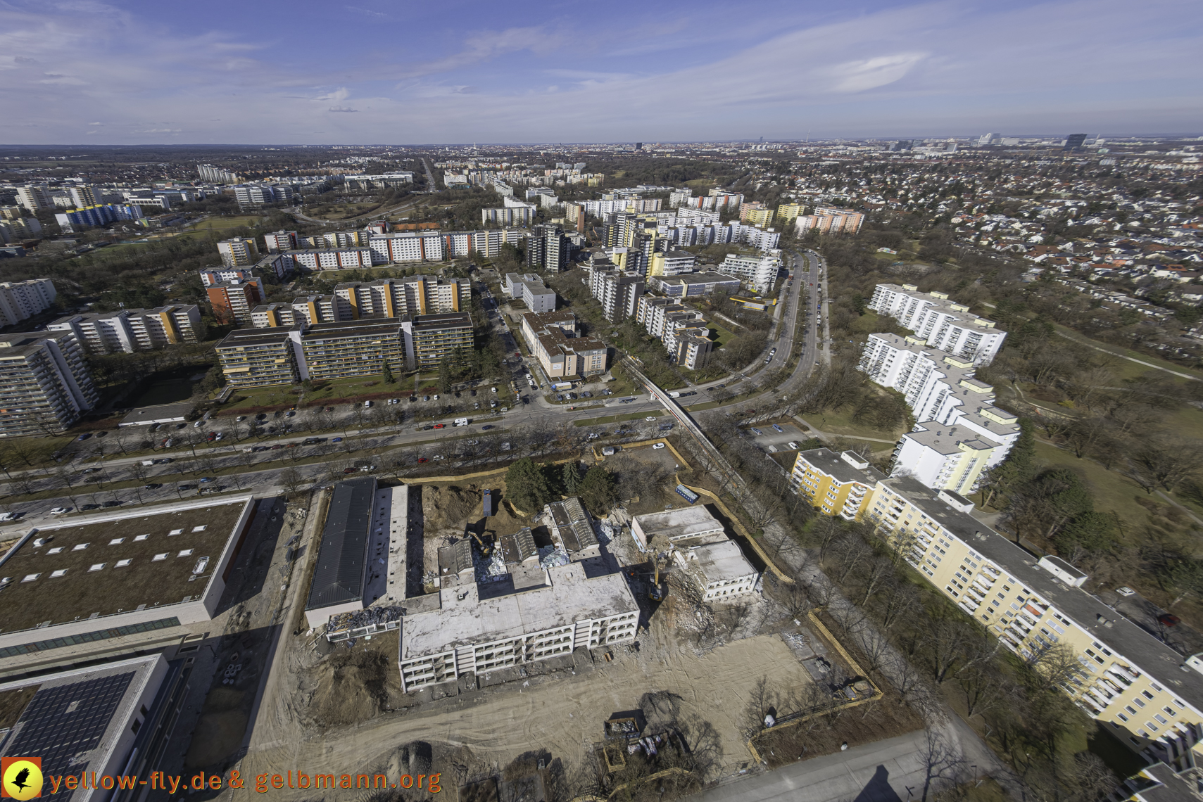11.03.2025 - Bagger-Abriss der Grundschule am Karl-Marx-Ring in Neuperlach