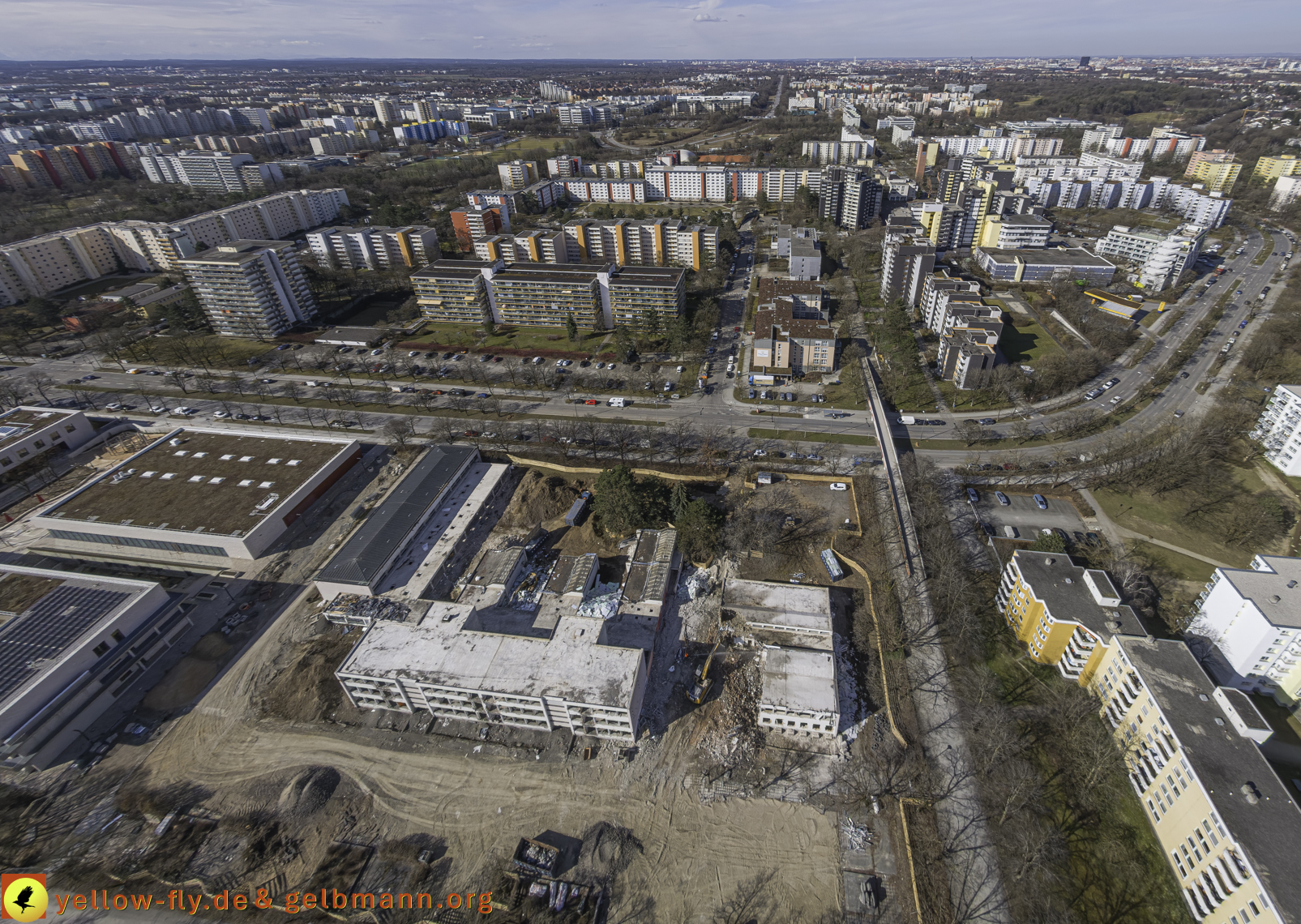 11.03.2025 - Bagger-Abriss der Grundschule am Karl-Marx-Ring in Neuperlach