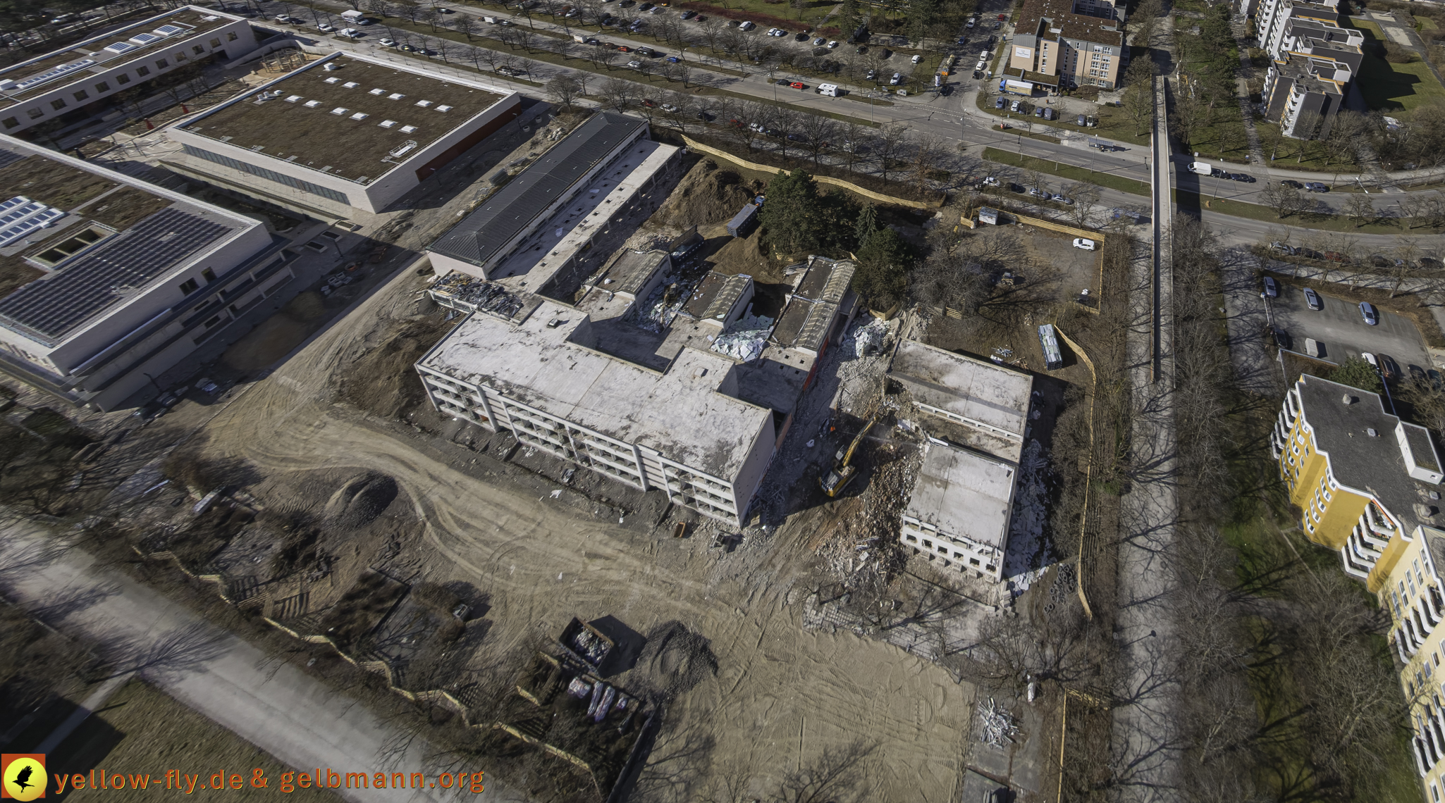 11.03.2025 - Bagger-Abriss der Grundschule am Karl-Marx-Ring in Neuperlach