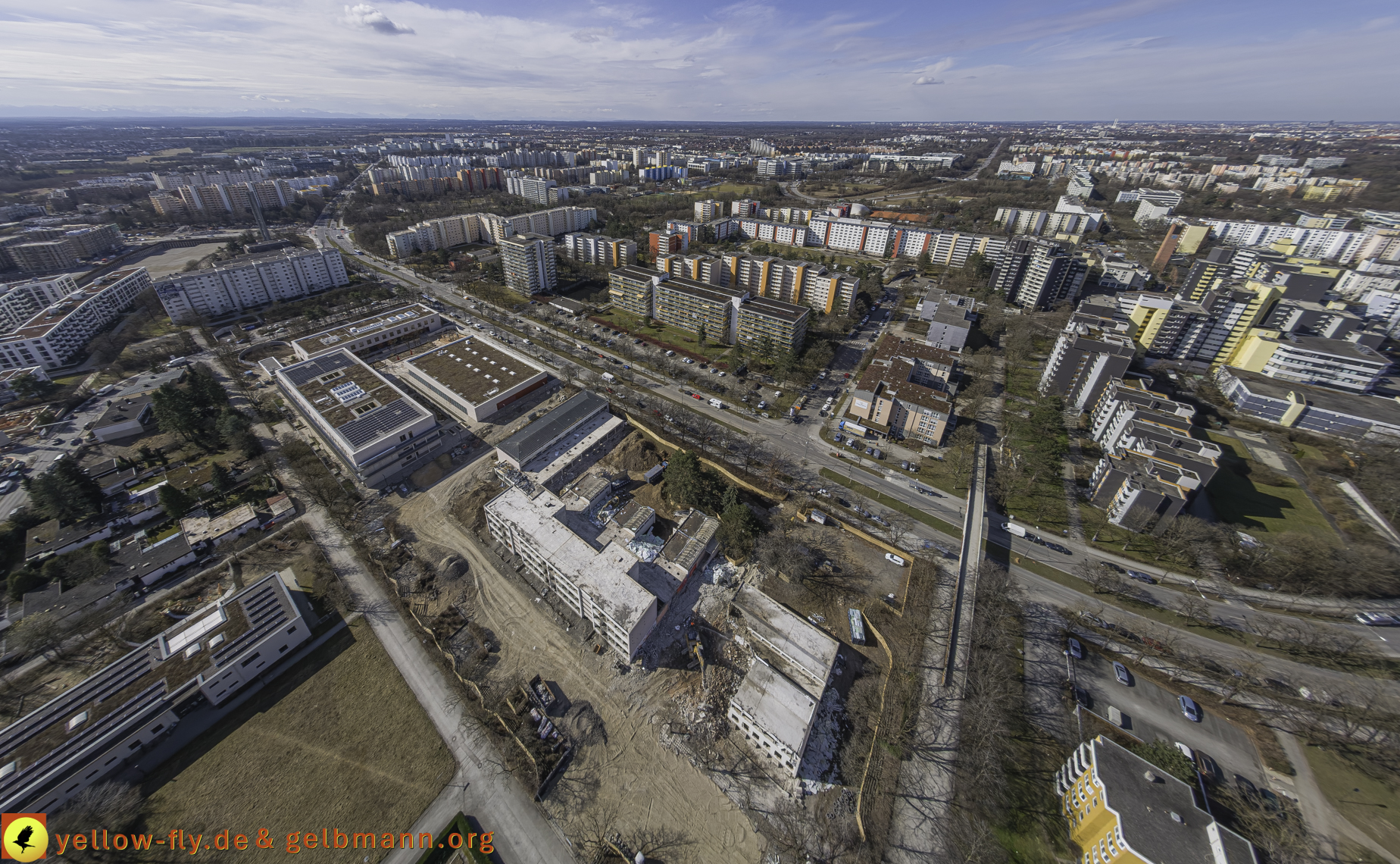 11.03.2025 - Bagger-Abriss der Grundschule am Karl-Marx-Ring in Neuperlach