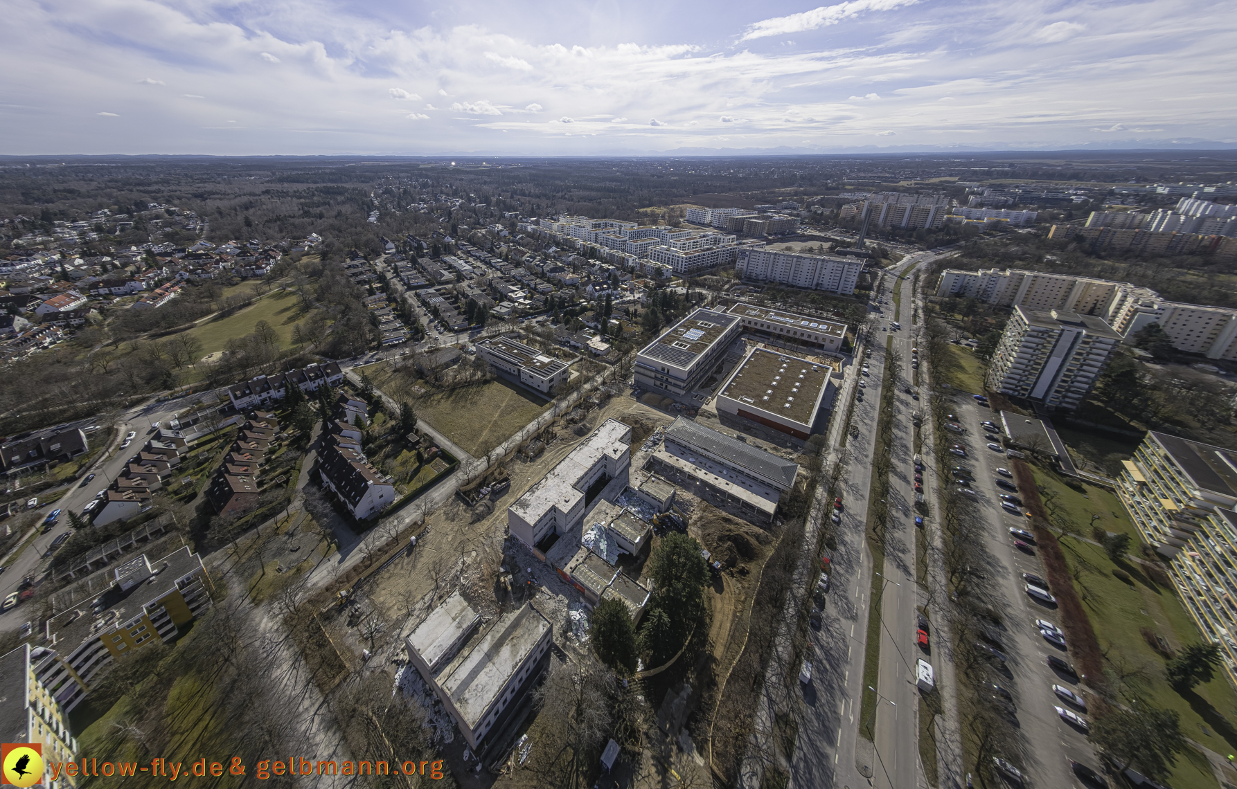 11.03.2025 - Bagger-Abriss der Grundschule am Karl-Marx-Ring in Neuperlach