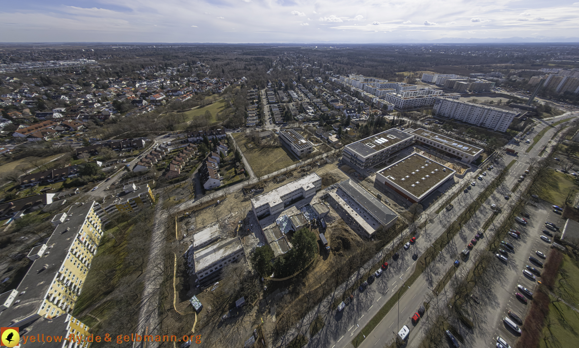 11.03.2025 - Bagger-Abriss der Grundschule am Karl-Marx-Ring in Neuperlach