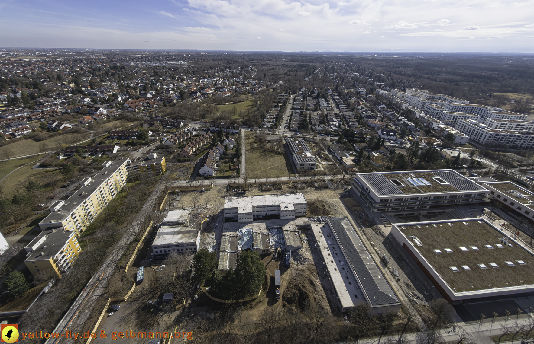11.03.2025 - Bagger-Abriss der Grundschule am Karl-Marx-Ring in Neuperlach