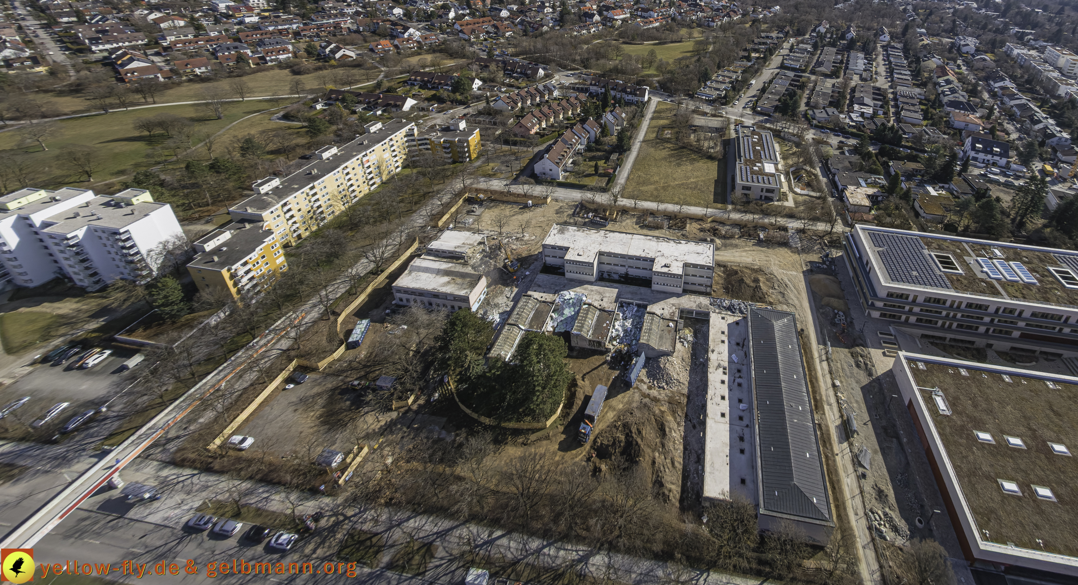 11.03.2025 - Bagger-Abriss der Grundschule am Karl-Marx-Ring in Neuperlach