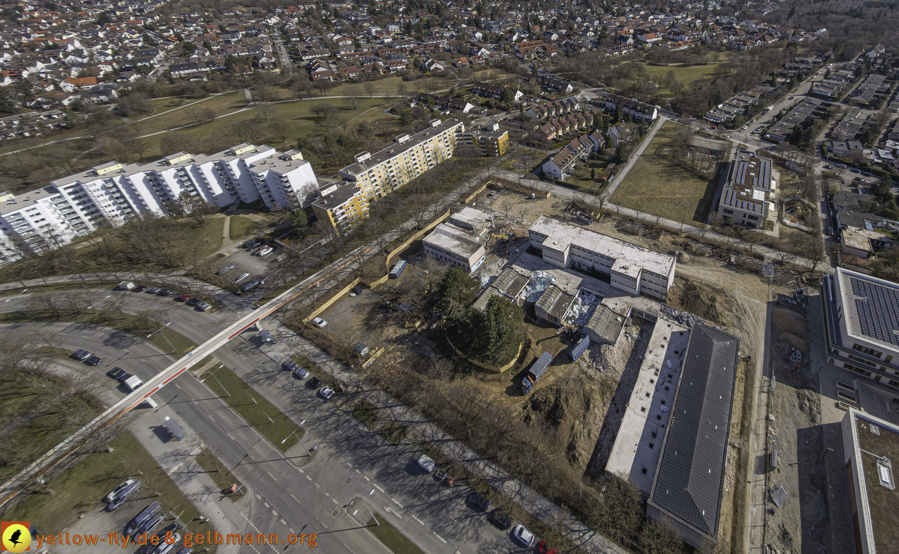 11.03.2025 - Bagger-Abriss der Grundschule am Karl-Marx-Ring in Neuperlach