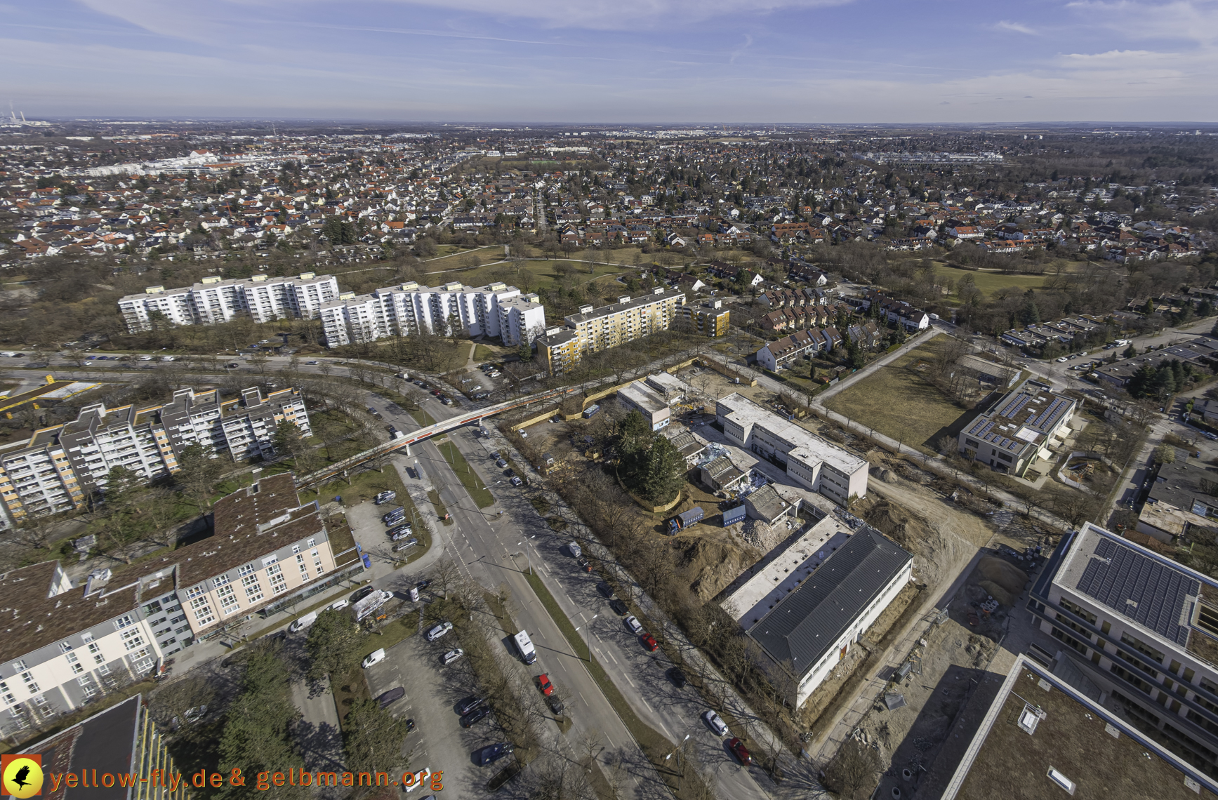11.03.2025 - Bagger-Abriss der Grundschule am Karl-Marx-Ring in Neuperlach