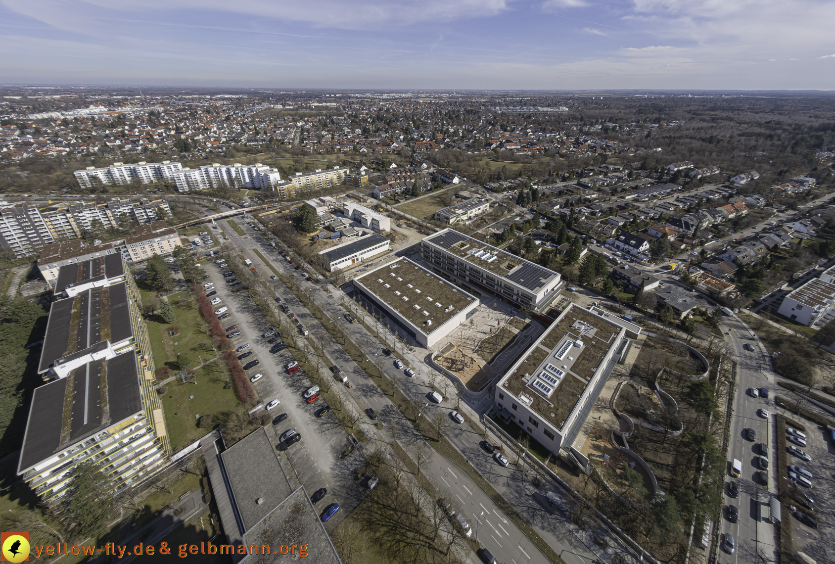 11.03.2025 - Bagger-Abriss der Grundschule am Karl-Marx-Ring in Neuperlach