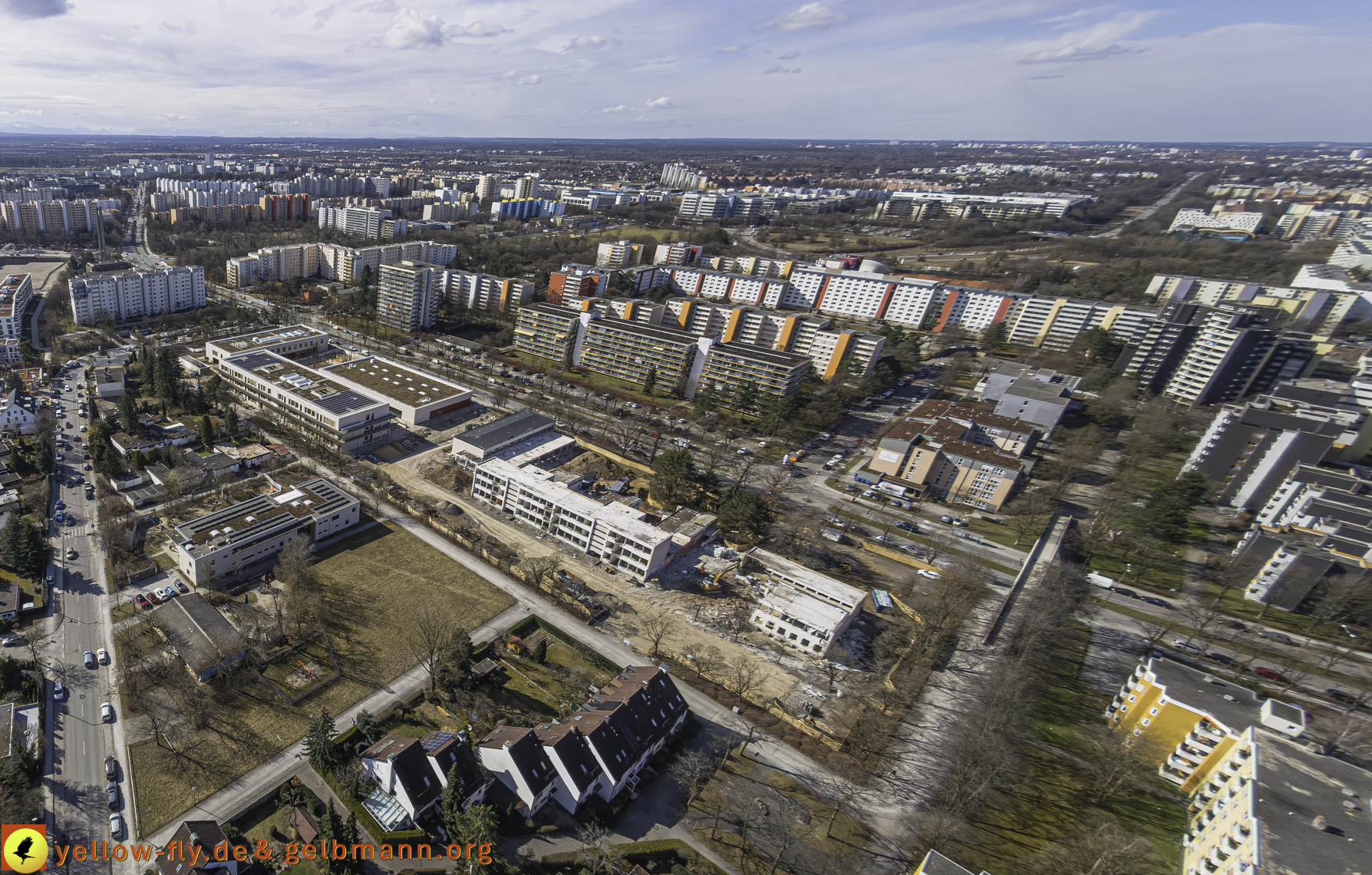 11.03.2025 - Bagger-Abriss der Grundschule am Karl-Marx-Ring in Neuperlach