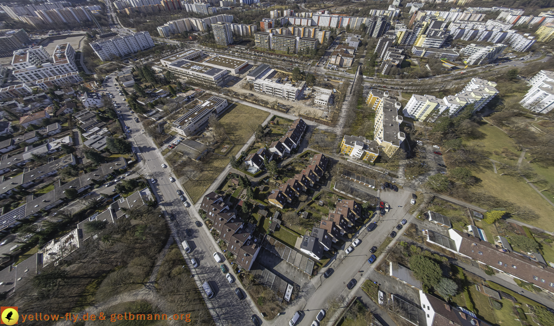 11.03.2025 - Bagger-Abriss der Grundschule am Karl-Marx-Ring in Neuperlach