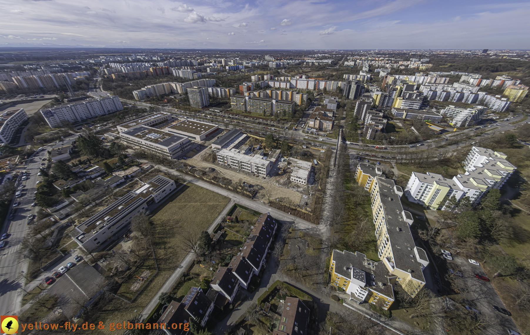 11.03.2025 - Bagger-Abriss der Grundschule am Karl-Marx-Ring in Neuperlach