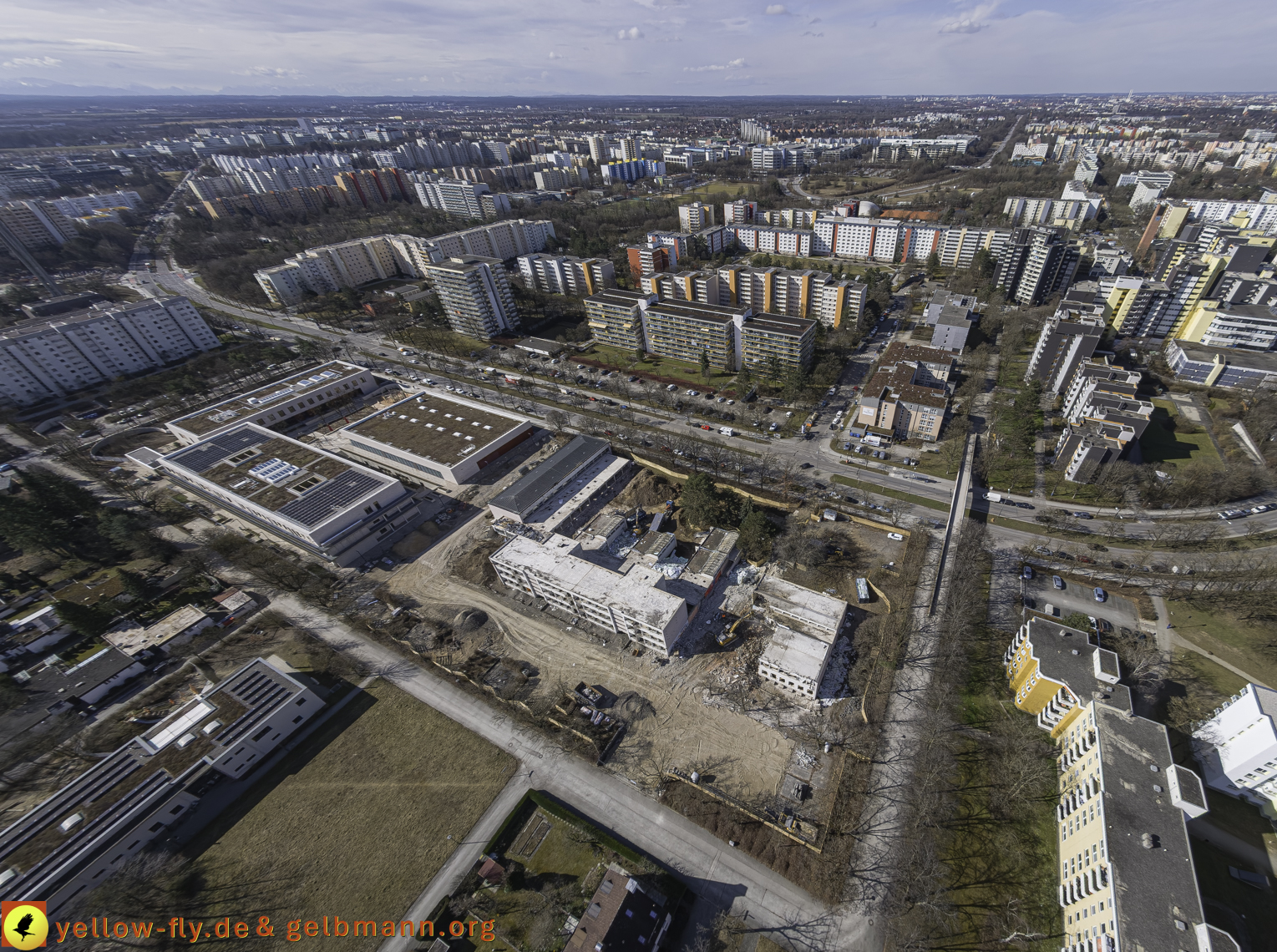 11.03.2025 - Bagger-Abriss der Grundschule am Karl-Marx-Ring in Neuperlach