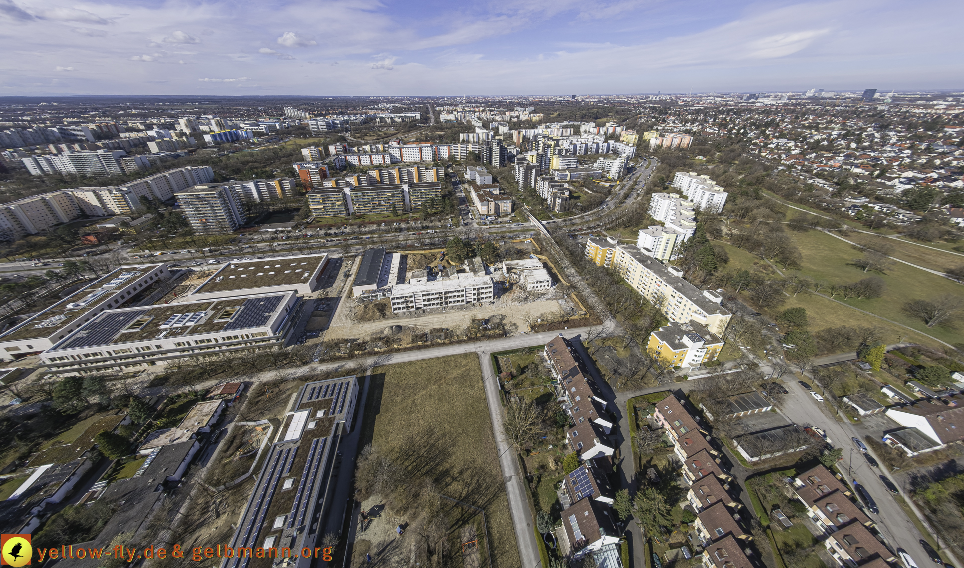 11.03.2025 - Bagger-Abriss der Grundschule am Karl-Marx-Ring in Neuperlach
