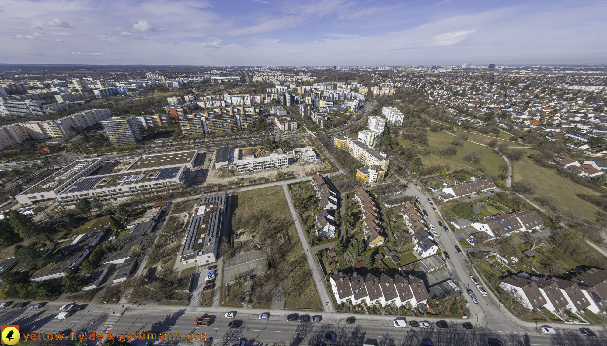 11.03.2025 - Bagger-Abriss der Grundschule am Karl-Marx-Ring in Neuperlach