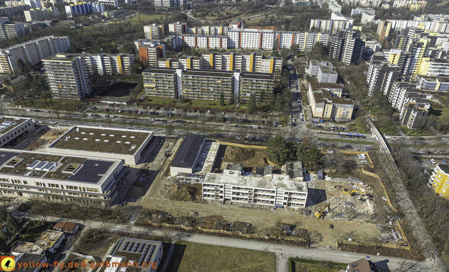 17.03.2025 - Bagger-Abriss der Grundschule am Karl-Marx-Ring in Neuperlach