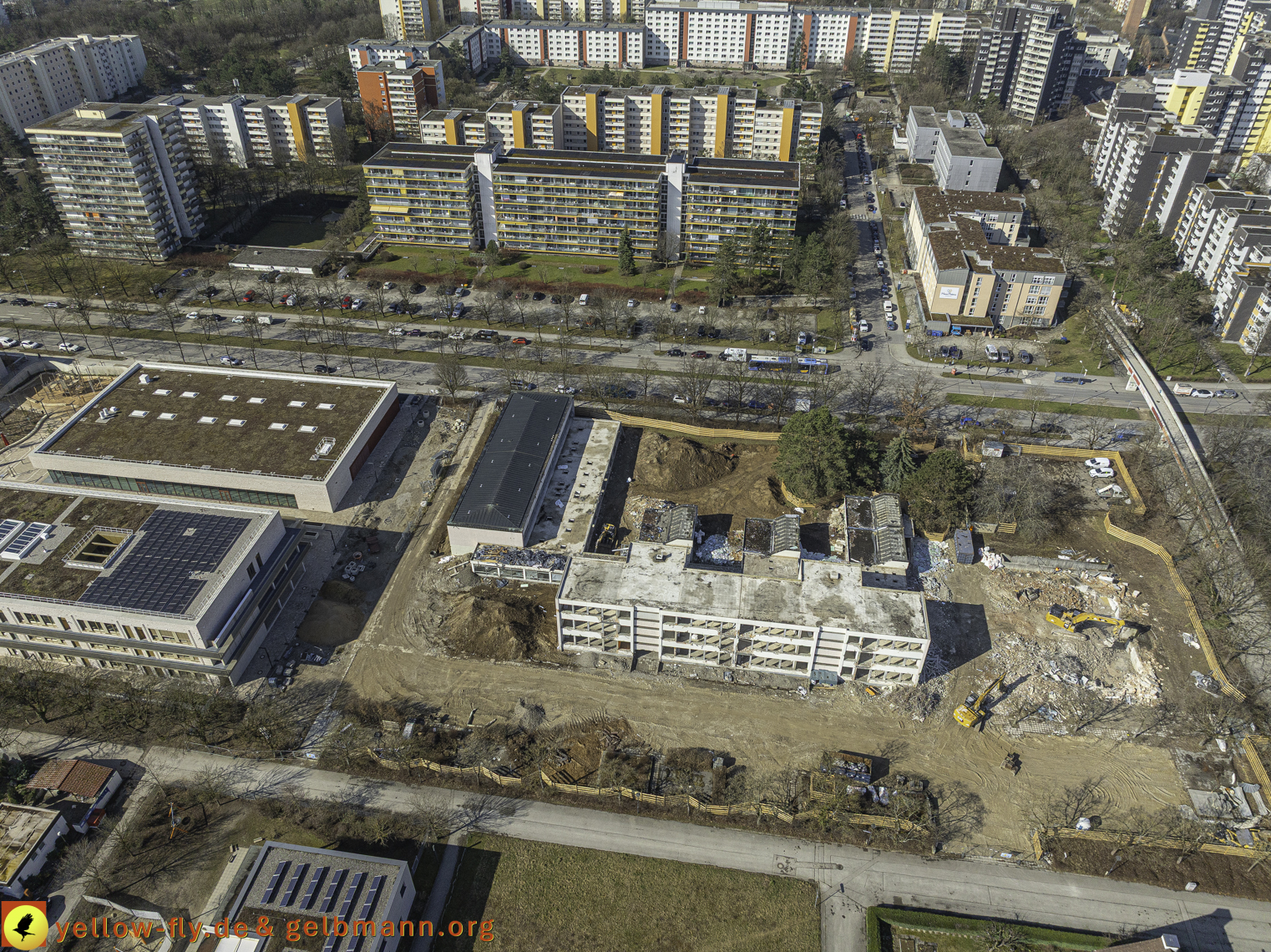 17.03.2025 - Bagger-Abriss der Grundschule am Karl-Marx-Ring in Neuperlach