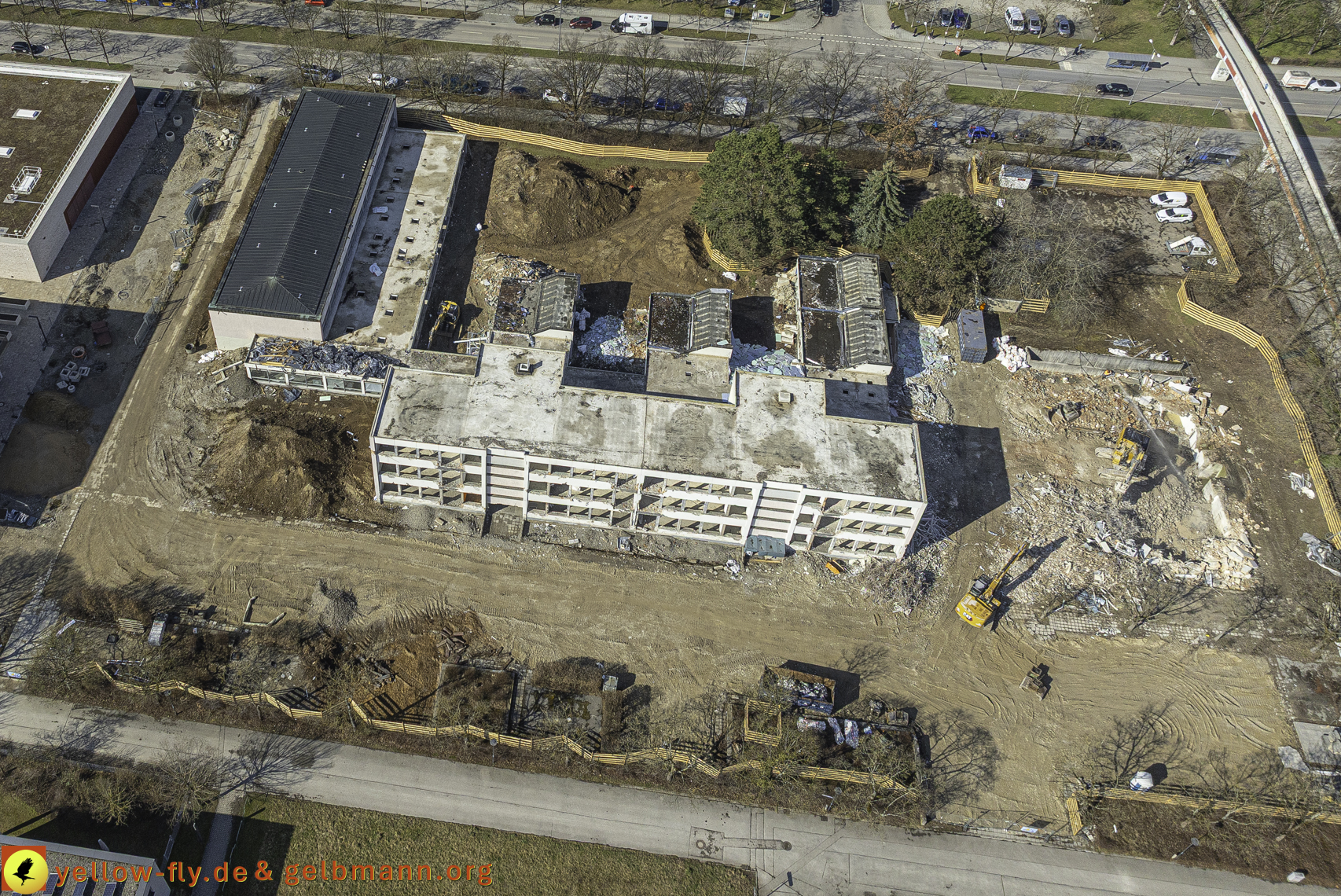17.03.2025 - Bagger-Abriss der Grundschule am Karl-Marx-Ring in Neuperlach