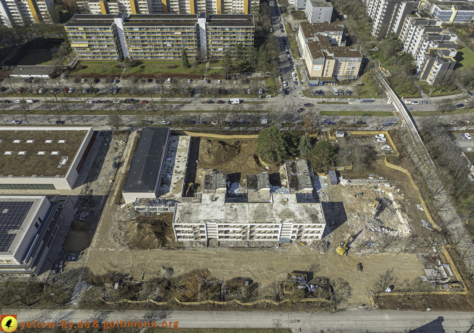 17.03.2025 - Bagger-Abriss der Grundschule am Karl-Marx-Ring in Neuperlach