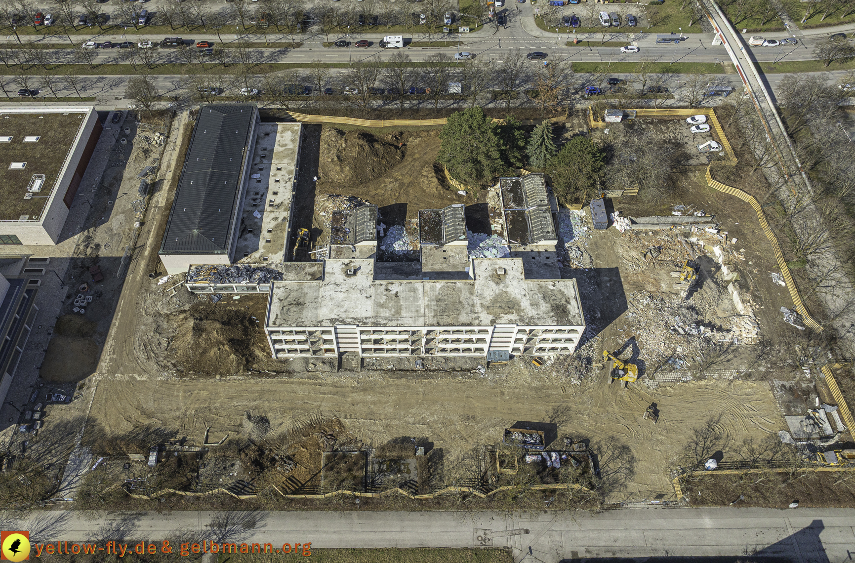 17.03.2025 - Bagger-Abriss der Grundschule am Karl-Marx-Ring in Neuperlach