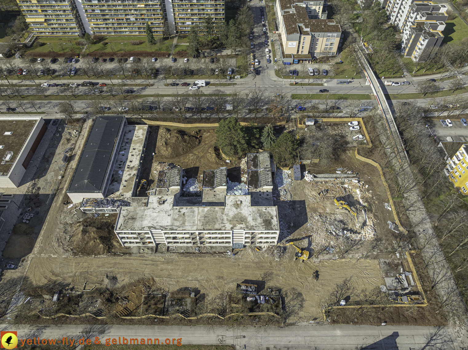 17.03.2025 - Bagger-Abriss der Grundschule am Karl-Marx-Ring in Neuperlach