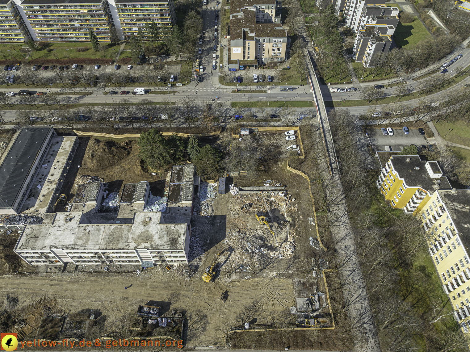 17.03.2025 - Bagger-Abriss der Grundschule am Karl-Marx-Ring in Neuperlach