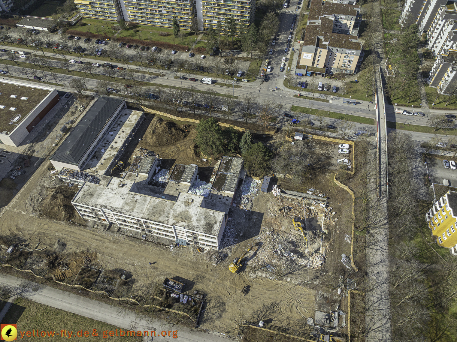 17.03.2025 - Bagger-Abriss der Grundschule am Karl-Marx-Ring in Neuperlach