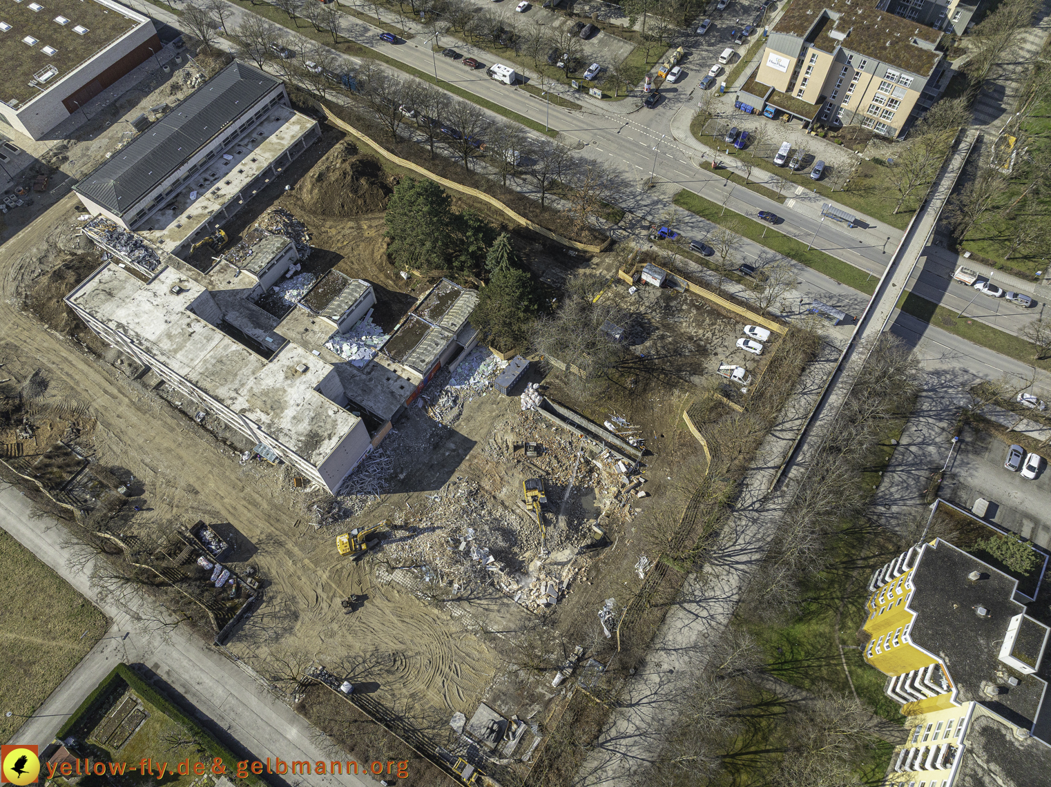 17.03.2025 - Bagger-Abriss der Grundschule am Karl-Marx-Ring in Neuperlach