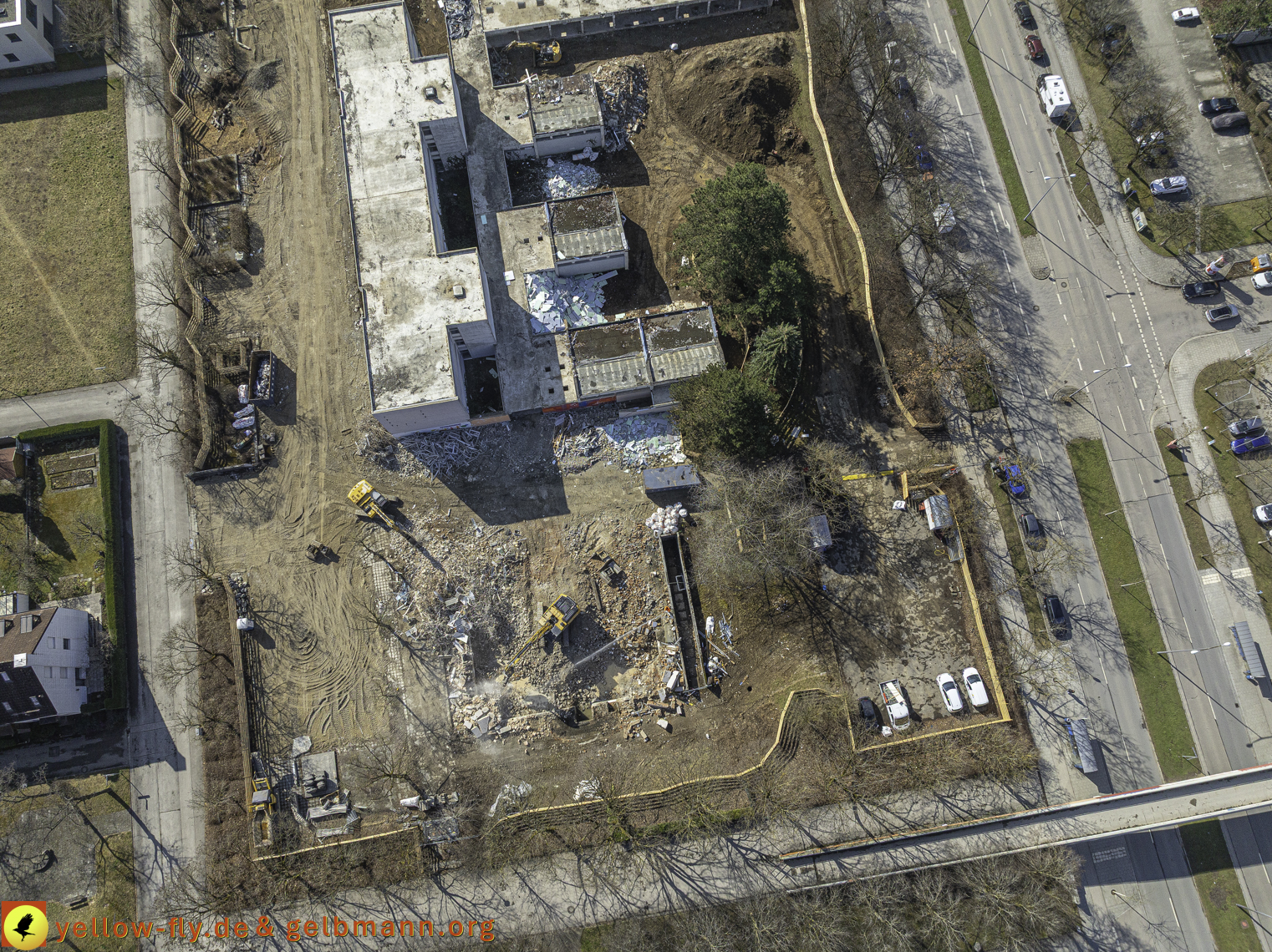 17.03.2025 - Bagger-Abriss der Grundschule am Karl-Marx-Ring in Neuperlach