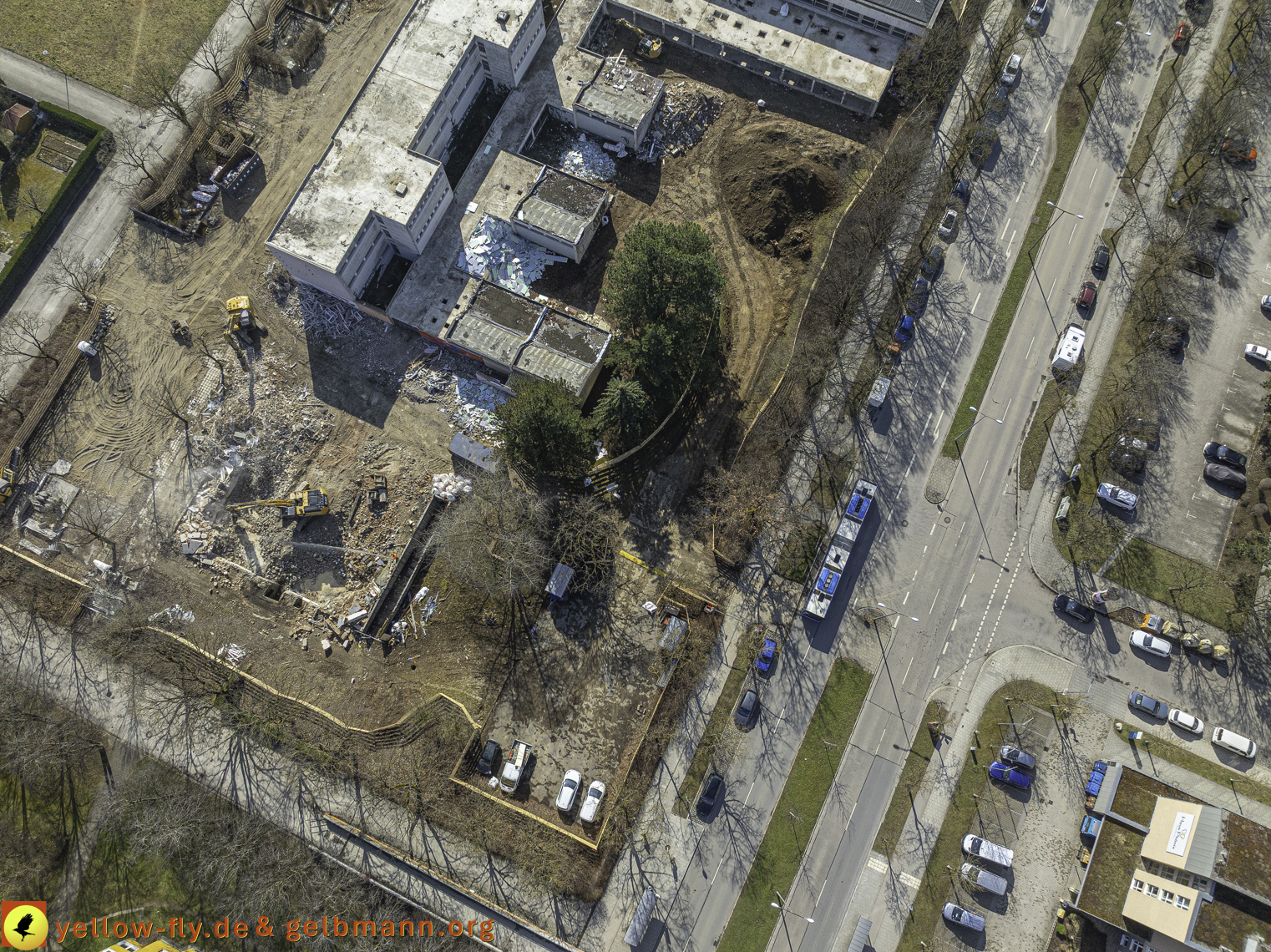 17.03.2025 - Bagger-Abriss der Grundschule am Karl-Marx-Ring in Neuperlach