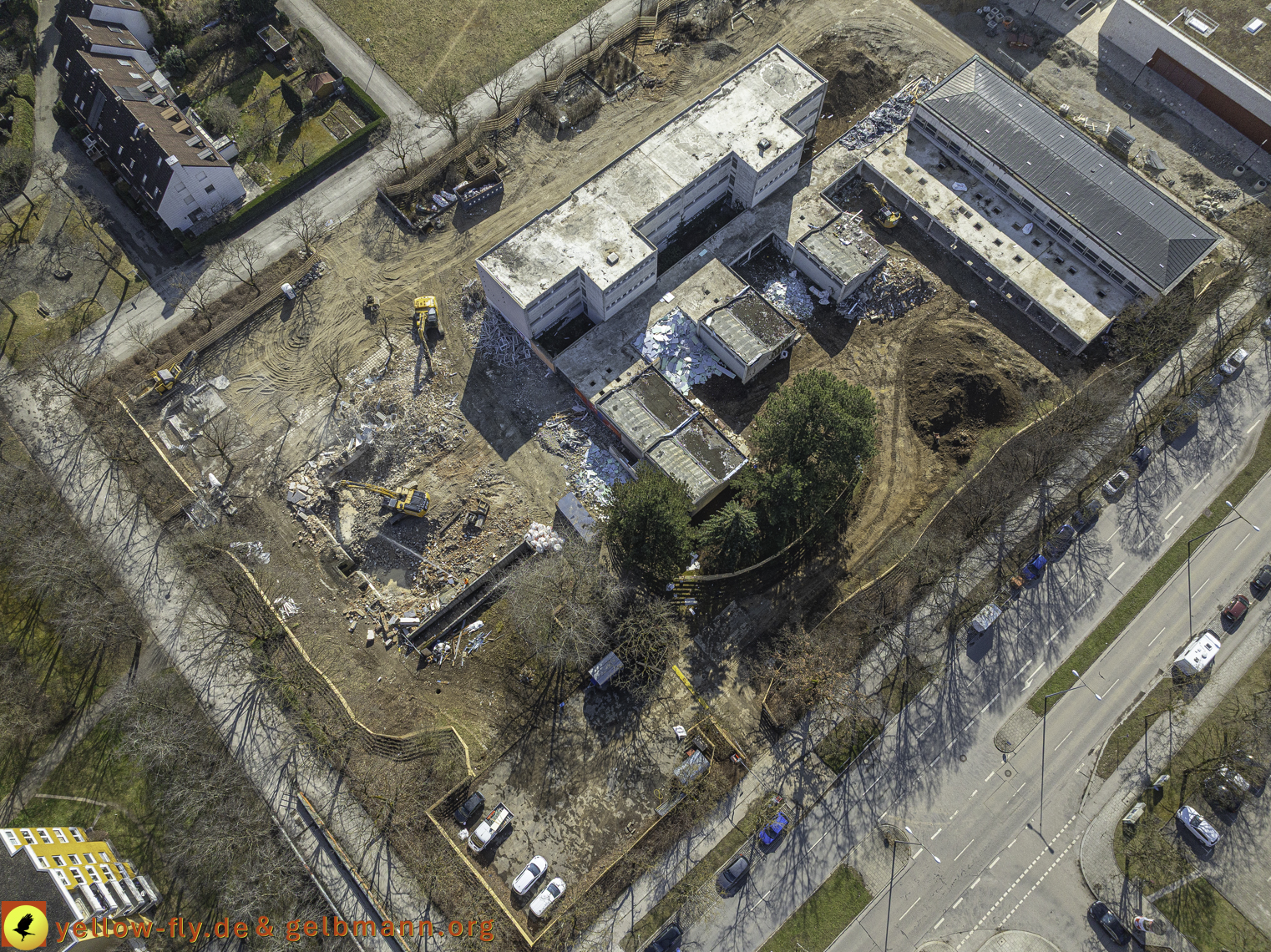 17.03.2025 - Bagger-Abriss der Grundschule am Karl-Marx-Ring in Neuperlach