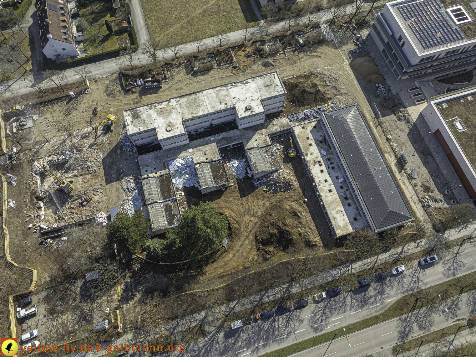 17.03.2025 - Bagger-Abriss der Grundschule am Karl-Marx-Ring in Neuperlach