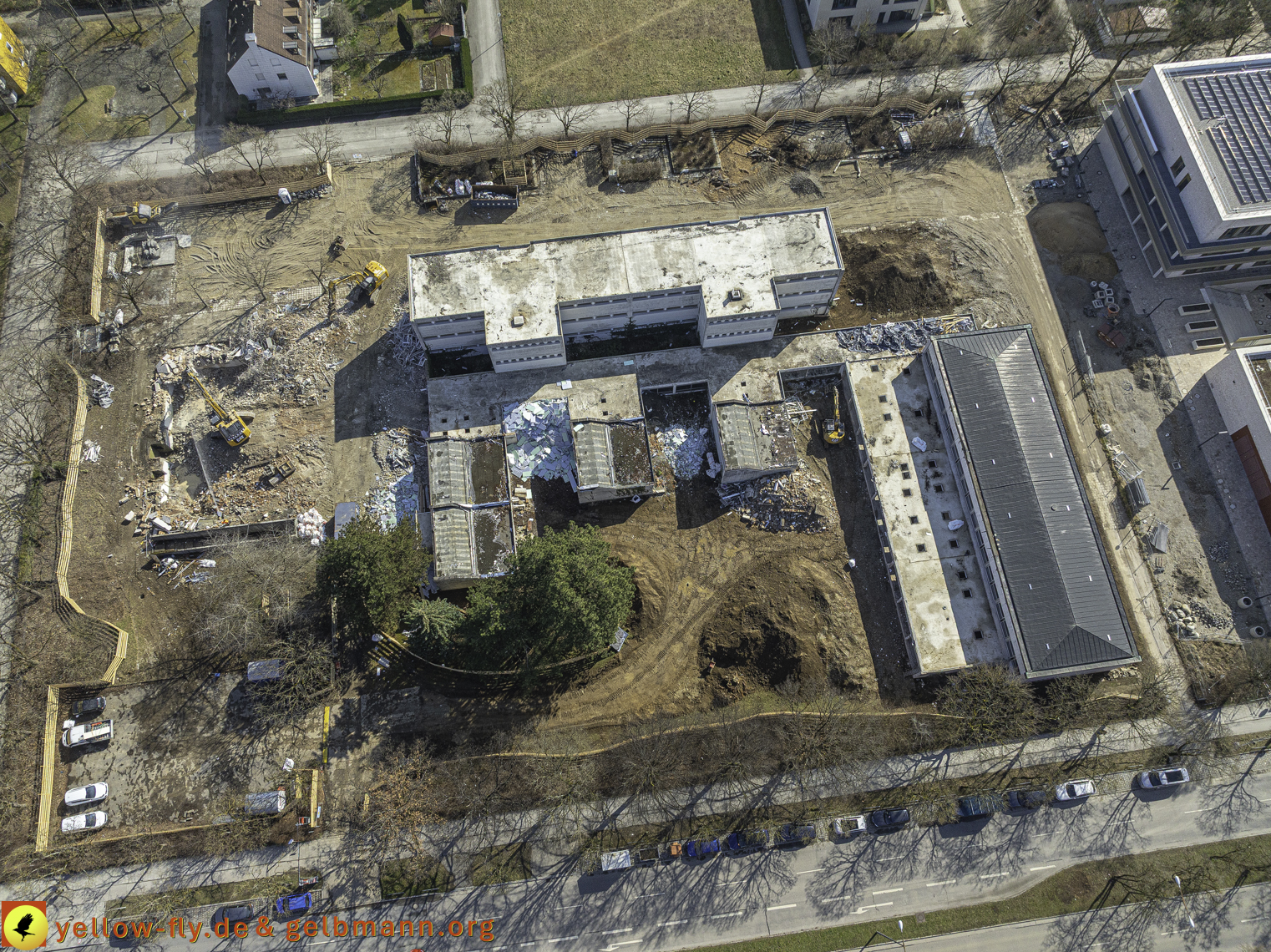 17.03.2025 - Bagger-Abriss der Grundschule am Karl-Marx-Ring in Neuperlach