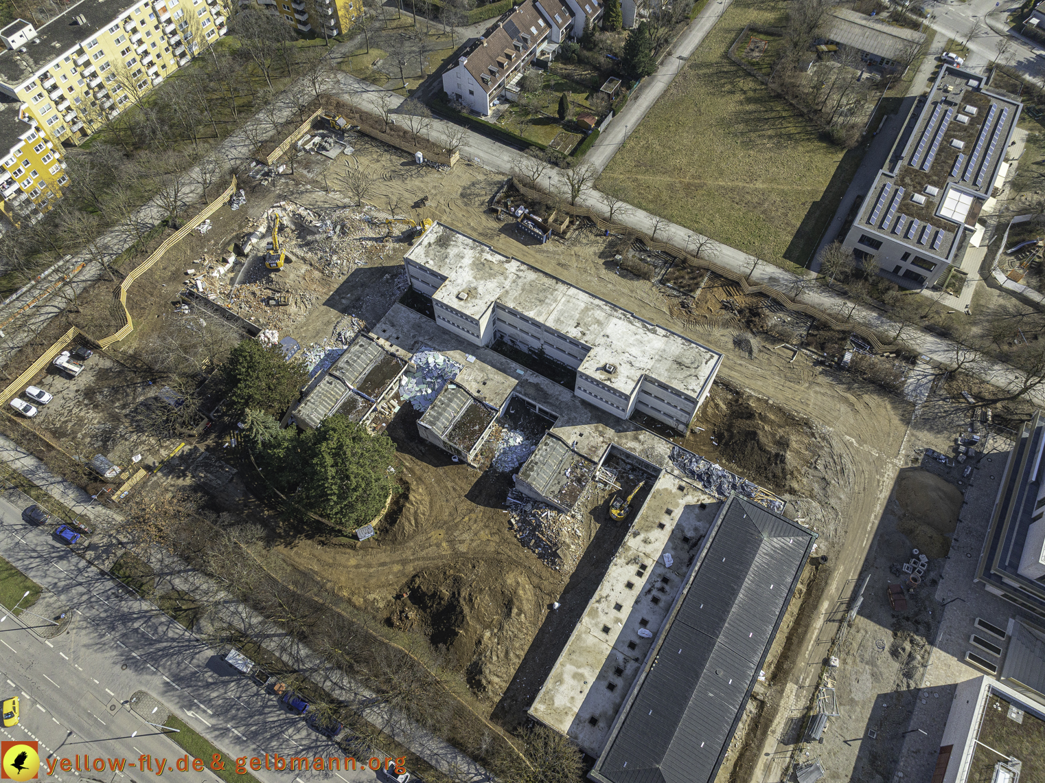 17.03.2025 - Bagger-Abriss der Grundschule am Karl-Marx-Ring in Neuperlach