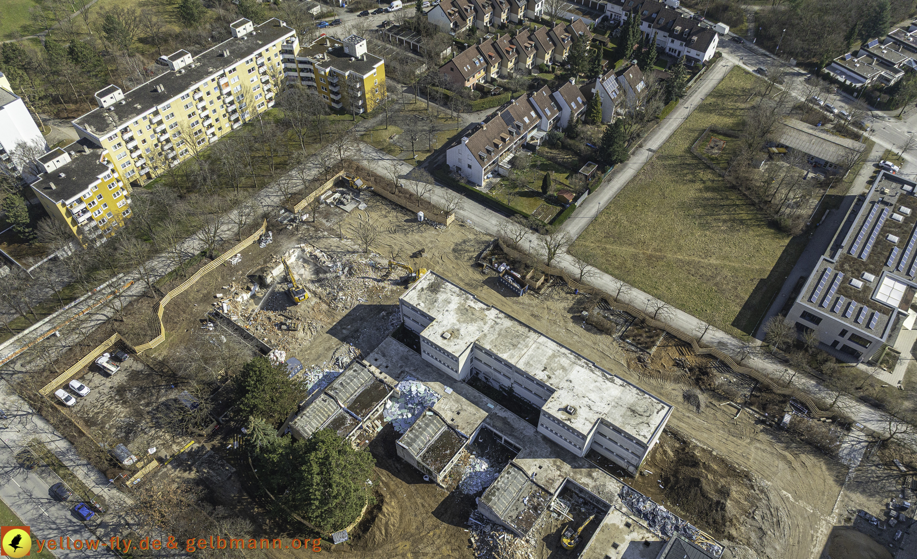 17.03.2025 - Bagger-Abriss der Grundschule am Karl-Marx-Ring in Neuperlach