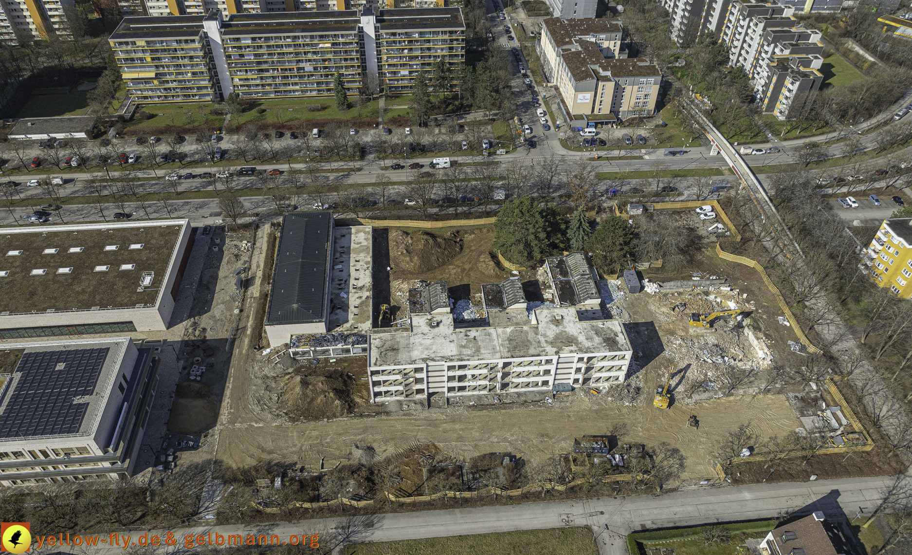 17.03.2025 - Bagger-Abriss der Grundschule am Karl-Marx-Ring in Neuperlach