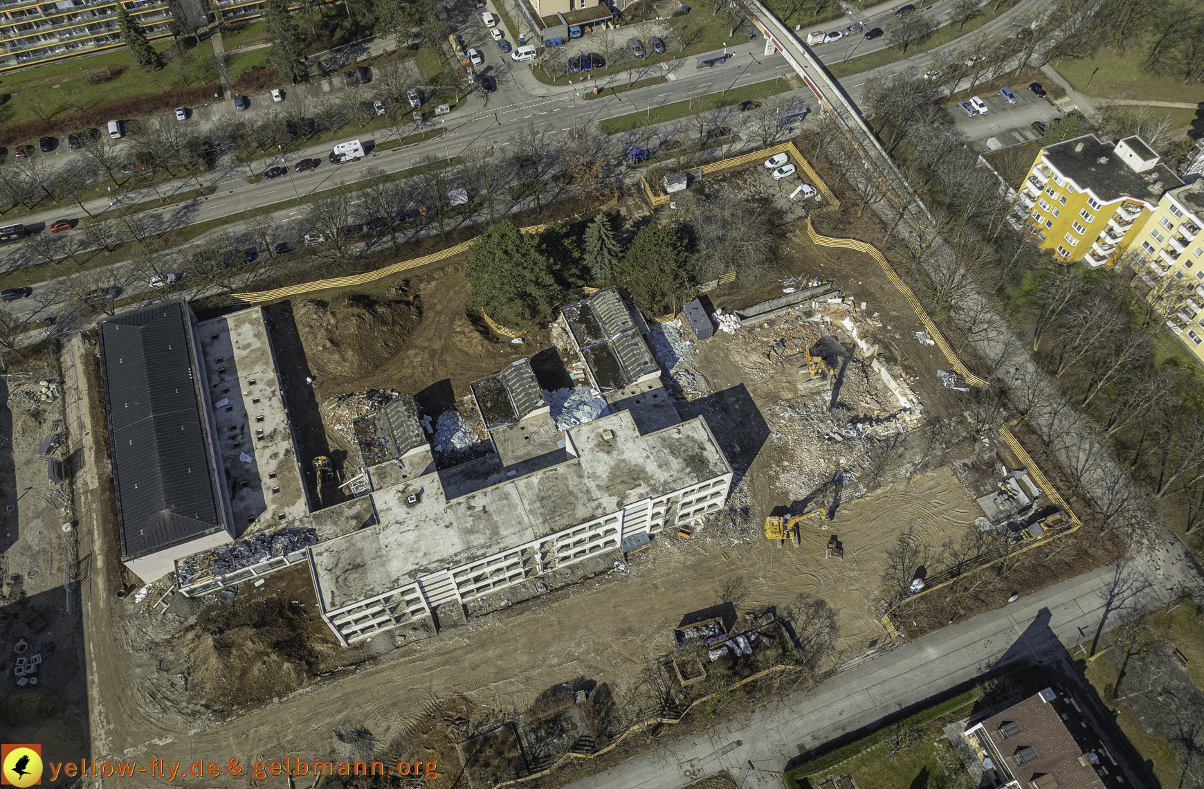 17.03.2025 - Bagger-Abriss der Grundschule am Karl-Marx-Ring in Neuperlach