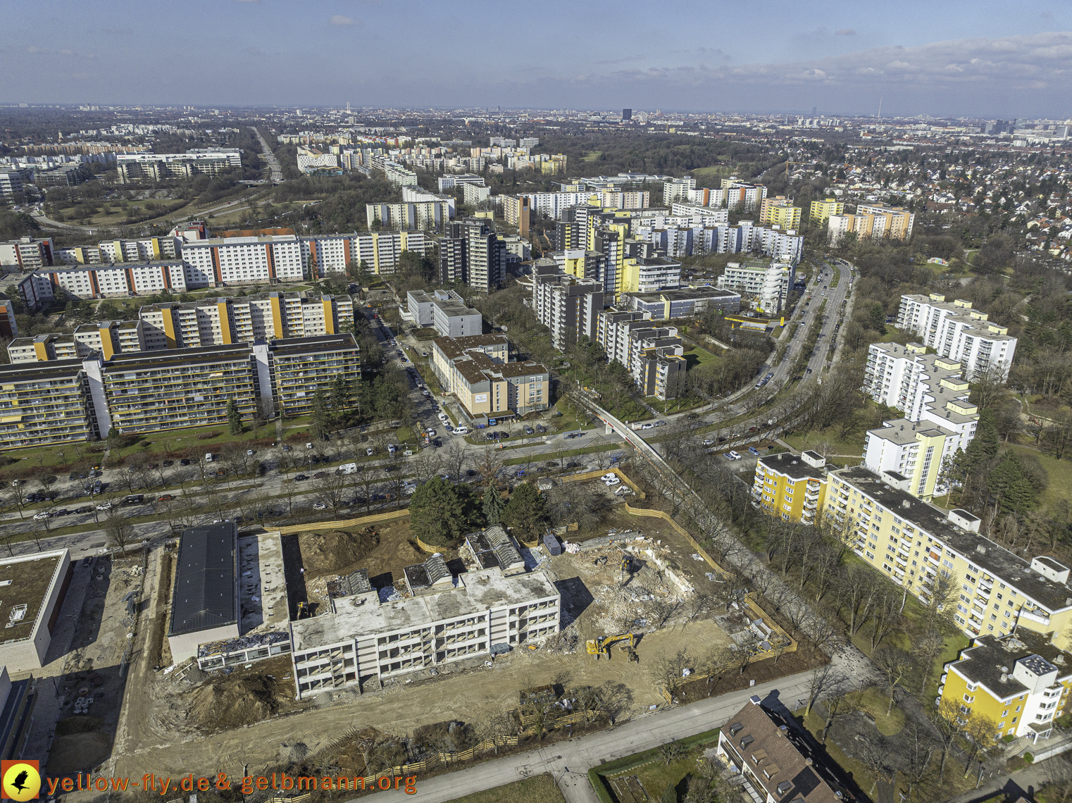 17.03.2025 - Bagger-Abriss der Grundschule am Karl-Marx-Ring in Neuperlach