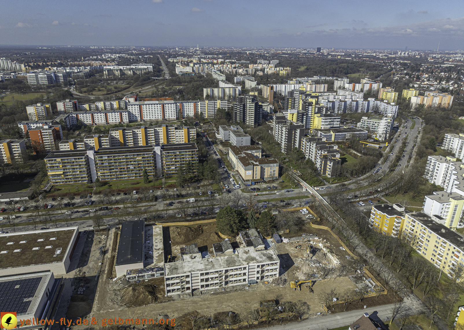 17.03.2025 - Bagger-Abriss der Grundschule am Karl-Marx-Ring in Neuperlach