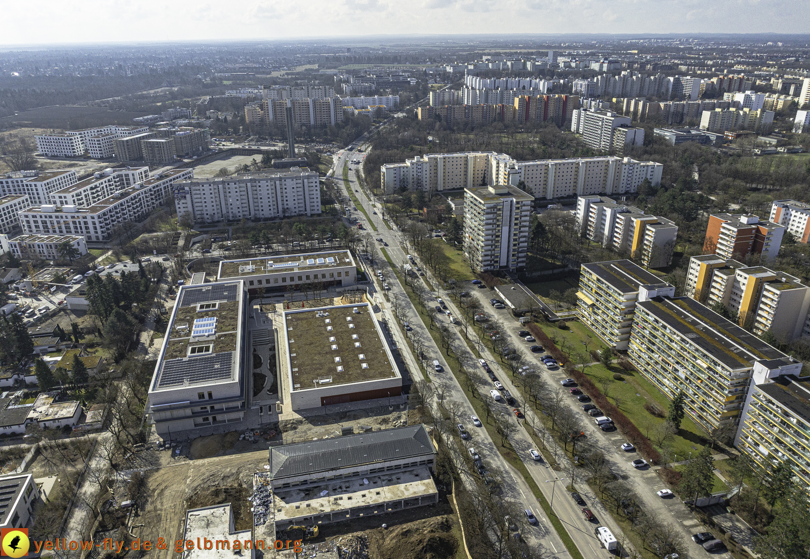 17.03.2025 - Bagger-Abriss der Grundschule am Karl-Marx-Ring in Neuperlach