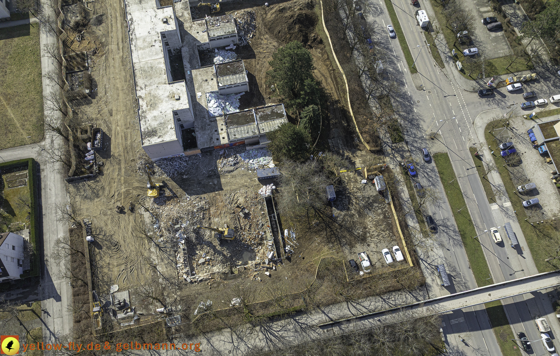 17.03.2025 - Bagger-Abriss der Grundschule am Karl-Marx-Ring in Neuperlach
