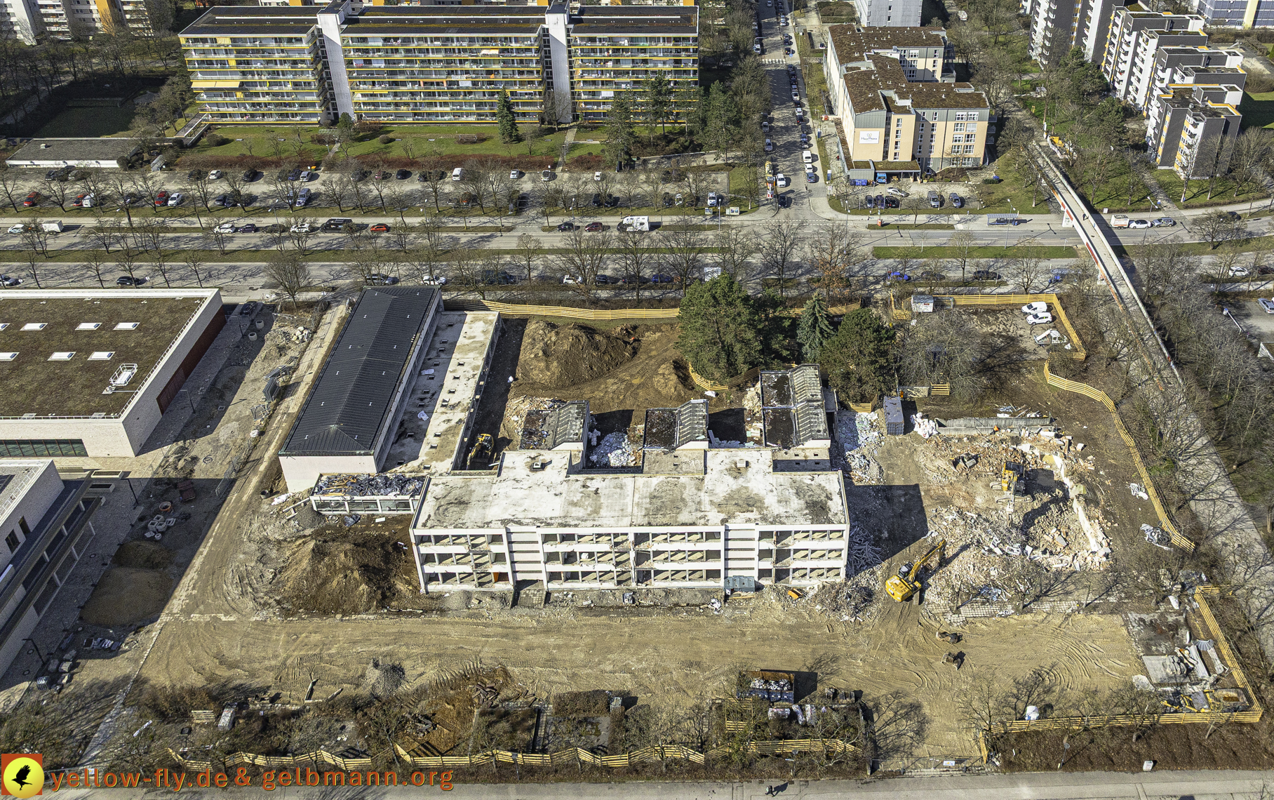 17.03.2025 - Bagger-Abriss der Grundschule am Karl-Marx-Ring in Neuperlach