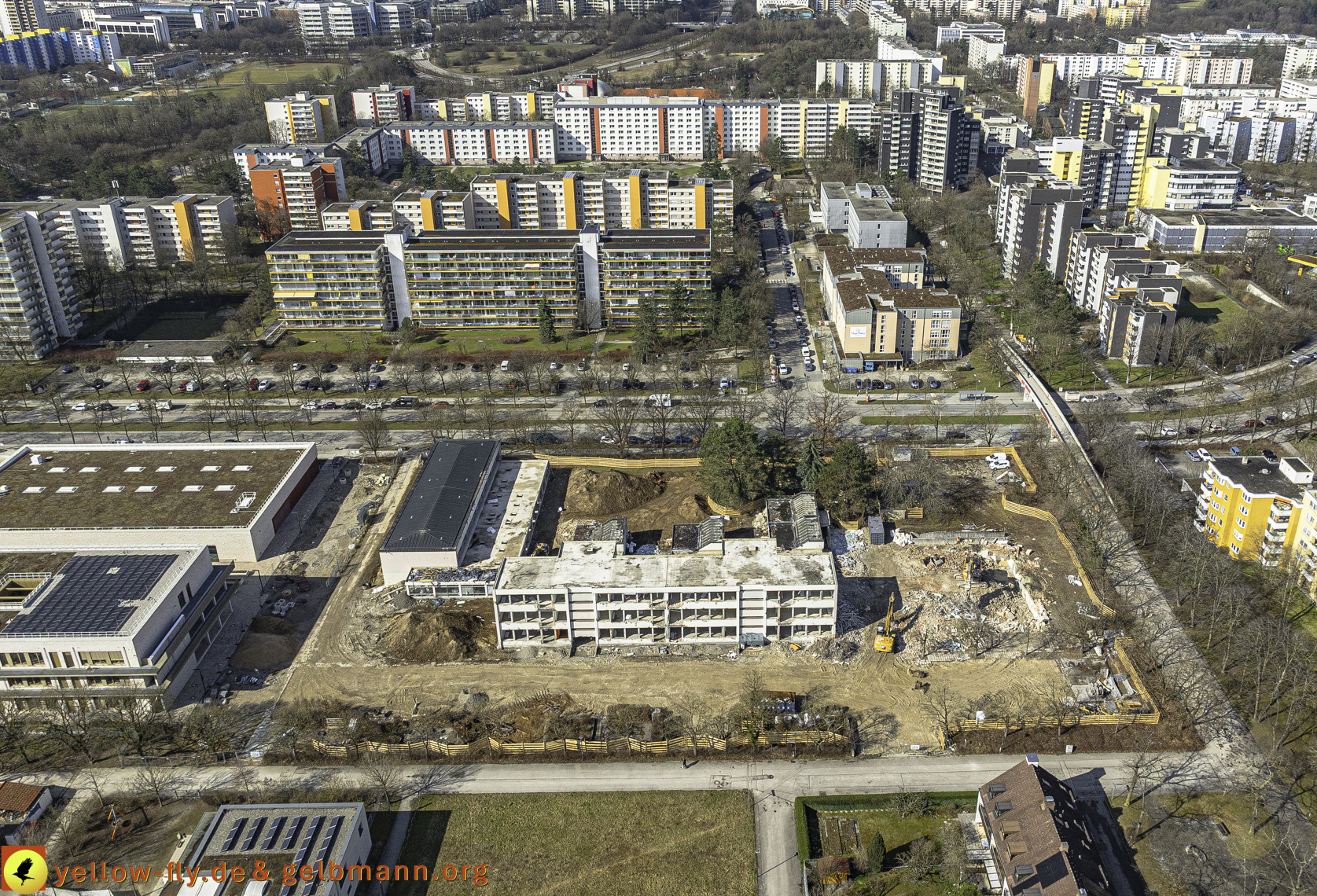 17.03.2025 - Bagger-Abriss der Grundschule am Karl-Marx-Ring in Neuperlach