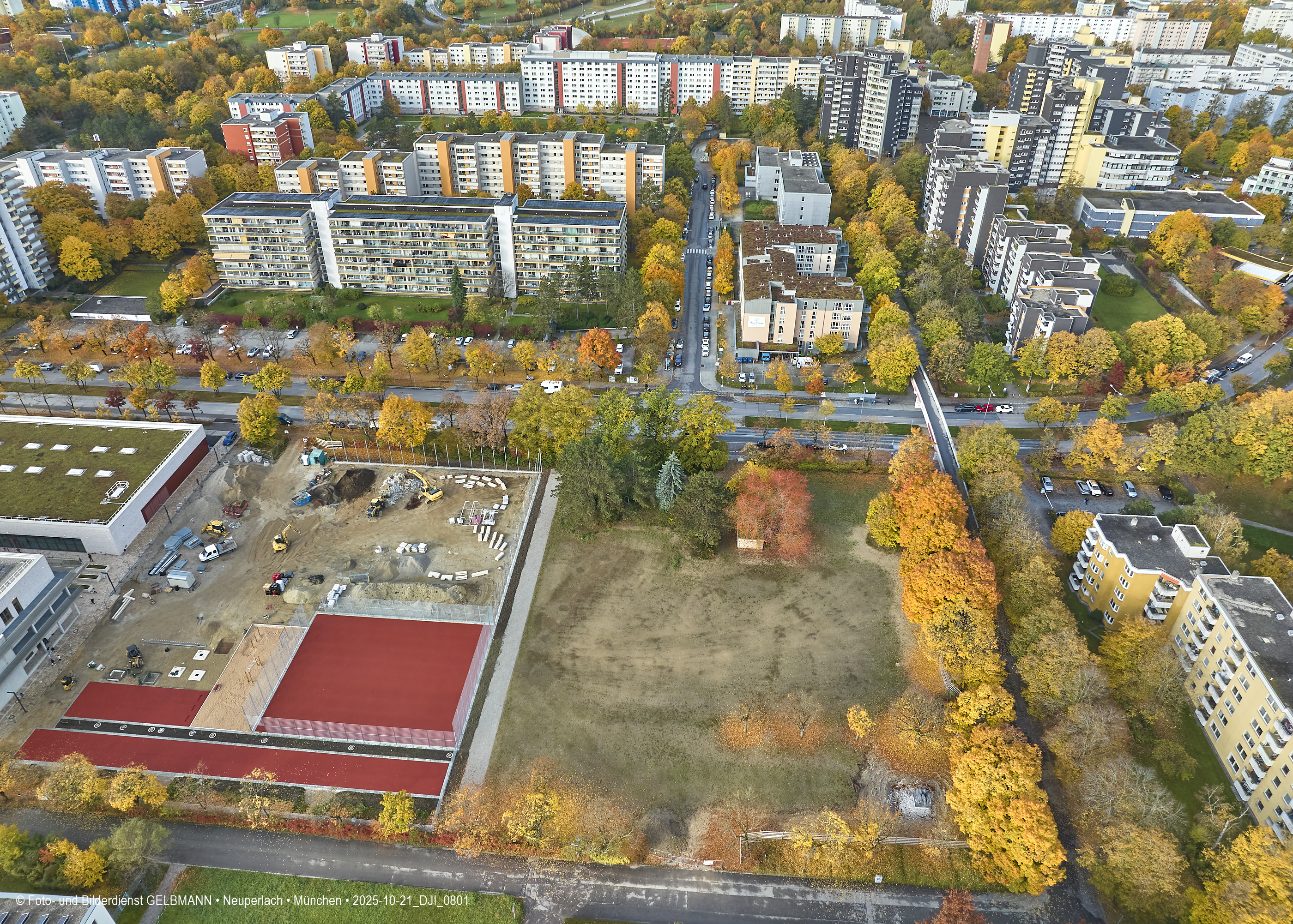 21.102025 - Baustelle und neuer Sportplatz an der Grundschule am Karl-Marx-Ring in Neuperlach