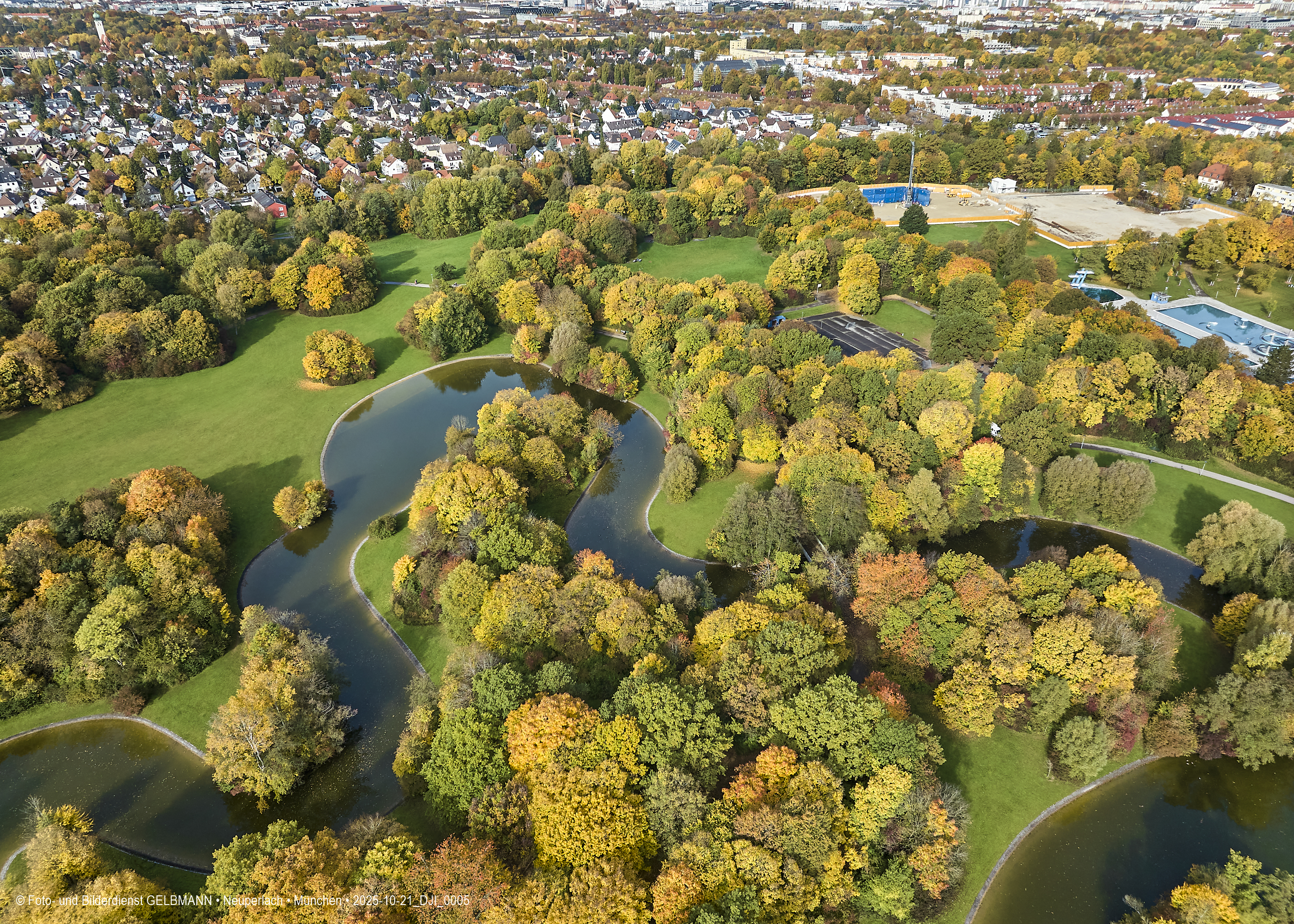 21.10.2025 - der Ostpark mit See und Biergarten im Herbst 2025