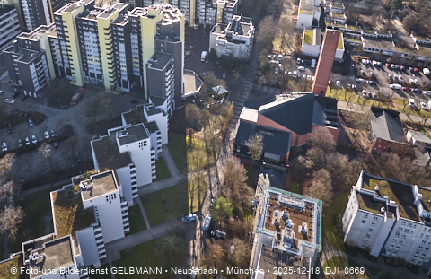 18.12.2025 - das Marx-Zentrum und Wohnanlage am Karl-Marx-Ring 52-62