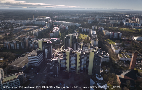 18.12.2025 - das Marx-Zentrum und Wohnanlage am Karl-Marx-Ring 52-62