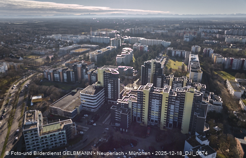 18.12.2025 - das Marx-Zentrum und Wohnanlage am Karl-Marx-Ring 52-62