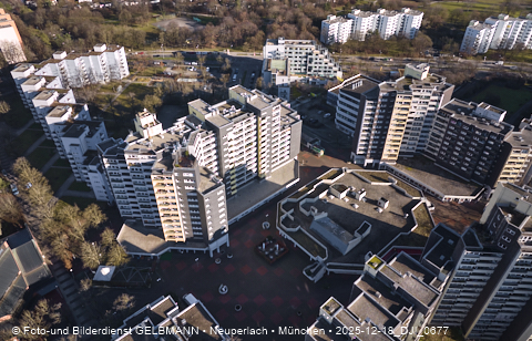 18.12.2025 - das Marx-Zentrum und Wohnanlage am Karl-Marx-Ring 52-62