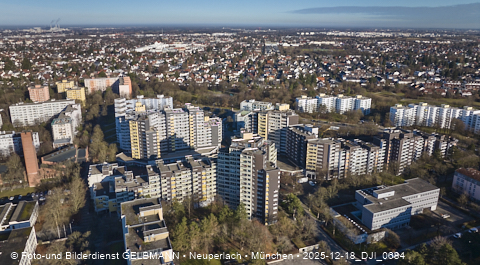 18.12.2025 - das Marx-Zentrum und Wohnanlage am Karl-Marx-Ring 52-62